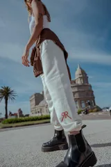 Pantalón de jogging color crudo, confeccionado en frisa, con bolsillos laterales, cintura y botamanga elastizadas.