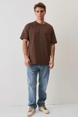 Remera marrón de manga corta, con cuello redondo y diseño holgado.