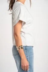 Remera color camel, de corte al cuerpo, manga corta con vuelta y cuello redondo.