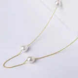Gargantilla de cadena fina de oro 18k con perlas de cultivo distribuidas a lo largo de la misma.