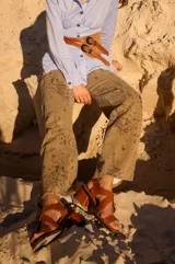 Jean de tiro medio con silueta recta levemente acampanada, confeccionado en gabardina con estampado animal print tipo cowhide.