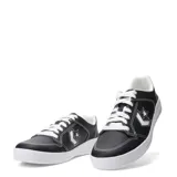 Championes urbanos Converse modelo Day One Court Ox, color negro con costuras blancas visibles y suela de goma blanca. Presenta el logo de la marca en el lateral y cordones blancos.