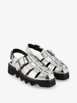 Sandalias plateadas con tiras entretejidas, hebilla lateral y suela track negra.