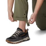 Pantalón convertible Columbia de corte recto en color verde oliva. Presenta diseño funcional con perneras desmontables mediante cremallera para convertirlo en short, múltiples bolsillos laterales y traseros, y tecnología de protección solar.
