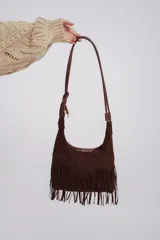 Cartera bandolera marrón de gamuza con flecos.