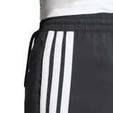 Shorts Adidas Essential Chelsea 3 Tiras, color negro con logo y tres tiras blancas en los laterales.