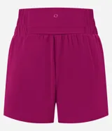 Bermuda deportiva tipo runner color fucsia, con cintura alta elástica y bombacha interna incorporada.