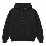 Canguro negro con capucha, diseño oversize, puños y dobladillo en ribete elástico. Cuenta con el texto 'Become.' bordado en color fucsia en la parte posterior.