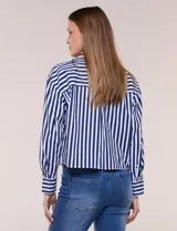 Camisa crop de manga larga con diseño de rayas verticales verdes y blancas, cuello camisero clásico y cierre frontal de botones.