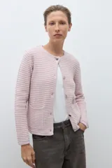 Chaqueta de punto color celeste, con cuello redondo, manga larga y cierre frontal con botones metálicos plateados.