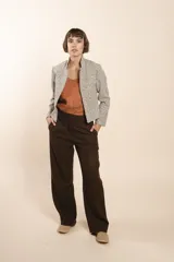 Pantalón de tiro alto y pierna recta color marfil, con bolsillos laterales y confeccionado en lana fina sin teñir.