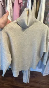 Sweter de punto con cuello alto tipo polera, de calce holgado y mangas tres cuartos con puños acanalados.
