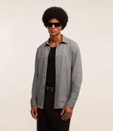 Camisa de manga larga color gris melange, de corte slim, con cuello inglés y cierre frontal de botones. Confeccionada con tecnología easy care performance para mayor elasticidad y secado rápido.