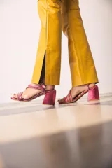 Sandalias negras de cuero con tiras finas y strass, taco cuadrado.