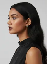 Par de aros tipo ear climber dorados con diseño de tres piedras de cristal engarzadas en colores rosa, verde y azul.