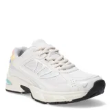 Championes urbanos con diseño de paneles superpuestos, combinando malla y materiales sintéticos en tonos beige, blanco y negro. Presentan una suela robusta con cámara de aire visible en el talón y cordones frontales.