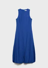 Vestido midi sin mangas con cuello redondo y tirantes anchos. Presenta un diseño recto con detalle de costuras verticales y bolsillos laterales. Cierre posterior con cremallera.