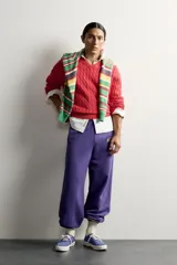 Sweater regular fit de punto tejido en hilatura de algodón, con cuello en V y manga larga. Presenta diseño de trenzas, acabados en rib y parche de la marca en el bajo.