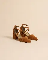 Zapatos de tacón bajo en tela color malva, con punta fina, taco ancho de 5 cm, escote en V y tiras cruzadas en diagonal con cierre de hebilla en el tobillo.