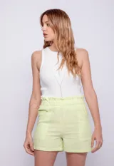 Short de lino color verde lima, con cintura elástica fruncida y bolsillos amplios al frente.