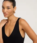 Vestido midi de punto texturizado, corte ajustado al cuerpo, con escote en V y breteles medianos.