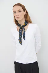 Remera de manga larga con escote en V, confeccionada en algodón de doble capa con textura suave y ajuste al cuerpo.