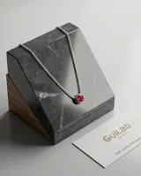 Gargantilla de plata 925 con cadena de eslabones engastados en circonias blancas y dije central redondo con piedra color fucsia.