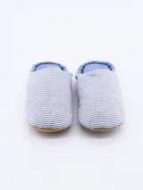 Pantuflas rosadas a rayas horizontales blancas, con interior liso rosado y suela marrón.