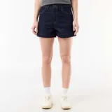 Short de jean azul oscuro, de tiro alto, con detalles trenzados en los bolsillos delanteros y vuelta en el ruedo.