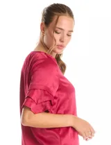 Blusa de satén color verde oliva, con cuello redondo y escote en V. Presenta mangas cortas con tres capas de volados superpuestos.