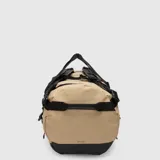 Bolso duffel de viaje color bordó con detalles en negro. Cuenta con correas de mano, correas ajustables, cierres reforzados y base resistente al agua.