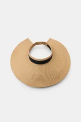 Visor trenzado de ala ancha de color tostado con una cinta negra en contraste en la parte frontal y ajuste posterior con cierre adherente.