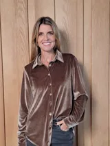 Camisa de corte clásico confeccionada en terciopelo color marrón, con cuello camisero, cierre frontal de botones y mangas largas.