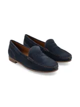 Mocasín de mujer de líneas clásicas y aspecto elegante, confeccionado en cuero gamuzado de color azul con costuras pespunteadas a contratono en color marrón. Cuenta con suela de goma y taco bajo de madera.