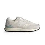 Championes deportivos Joma modelo C448, inspirados en el estilo retro de los años 70. Presentan una combinación de materiales en la parte superior que incluye textil, piel sintética y ante en tonos crema y beige. Cuentan con entresuela de phylon para mayor amortiguación y suela de goma reciclada resistente a la abrasión.