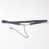 Cinto de estilo trenzado en color negro, con cierre de mosquetón y cadena de ajuste metálica terminada en una pequeña esfera.