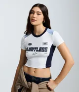 Remera crop ajustada de manga corta con cuello redondo, color blanco con paneles laterales en azul marino, detalles celestes en los hombros y estampa frontal estilo college con la palabra "LIMITLESS".