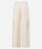Pantalón pantalona de corte amplio, color beige, con trabillas en la cintura, pliegues delanteros y bolsillos cargo en los laterales.