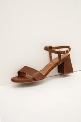 Sandalias de cuero marrón con tira frontal, tira ajustable al tobillo con hebilla y taco bloque de madera.