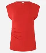 Blusa sin mangas de color rojo, con escote canoa y detalle de fruncido lateral. Confeccionada en tejido de viscosa con elastano.