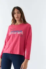 Remera blanca de algodón con mangas largas, cuello redondo y estampado con la frase 'look deeper always true art'.