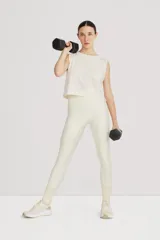 Calza larga color crema de tiro alto, realizada en tejido suave y ligero, de alta elasticidad. Cintura doble para compresión media comfortable.