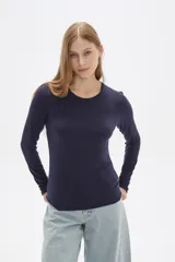 Remera azul marino de lyocell, de manga larga, corte ajustado y cuello redondo.