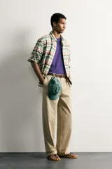 Camisa relaxed fit de manga larga con cuello abotonado y cierre frontal de botones, confeccionada en tejido de algodón y viscosa con estampado a cuadros en tonos blanco, verde, rojo oscuro y azul marino.