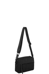 Bandolera de diseño rectangular en color marrón, con múltiples compartimentos con cierre. Presenta una correa larga ajustable y desmontable en color negro, y el logo de la marca en la parte frontal inferior.