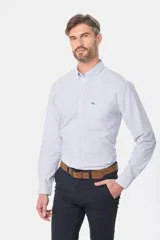 Camisa de vestir celeste con finas rayas verticales blancas, de corte clásico, manga larga y cuello abotonado.