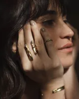 Anillo plateado con diseño abstracto y abierto, realizado en alpaca.