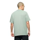 Remera de manga corta color verde claro, de corte holgado, con cuello redondo y un bolsillo aplicado en el pecho izquierdo.