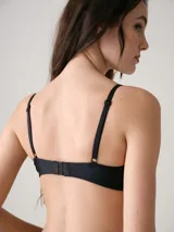 Soutien con aro y copas sin relleno, color beige, confeccionado en microfibra suave de efecto invisible con breteles ajustables y cierre trasero.