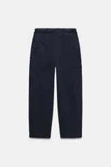 Pantalón de algodón negro con tiro medio, cintura elástica, pierna recta y grandes bolsillos laterales aplicados.